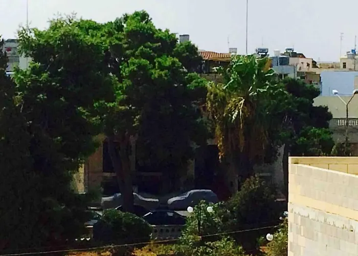 May Flower: Modern Flat Close To Airport/Bus Stops
