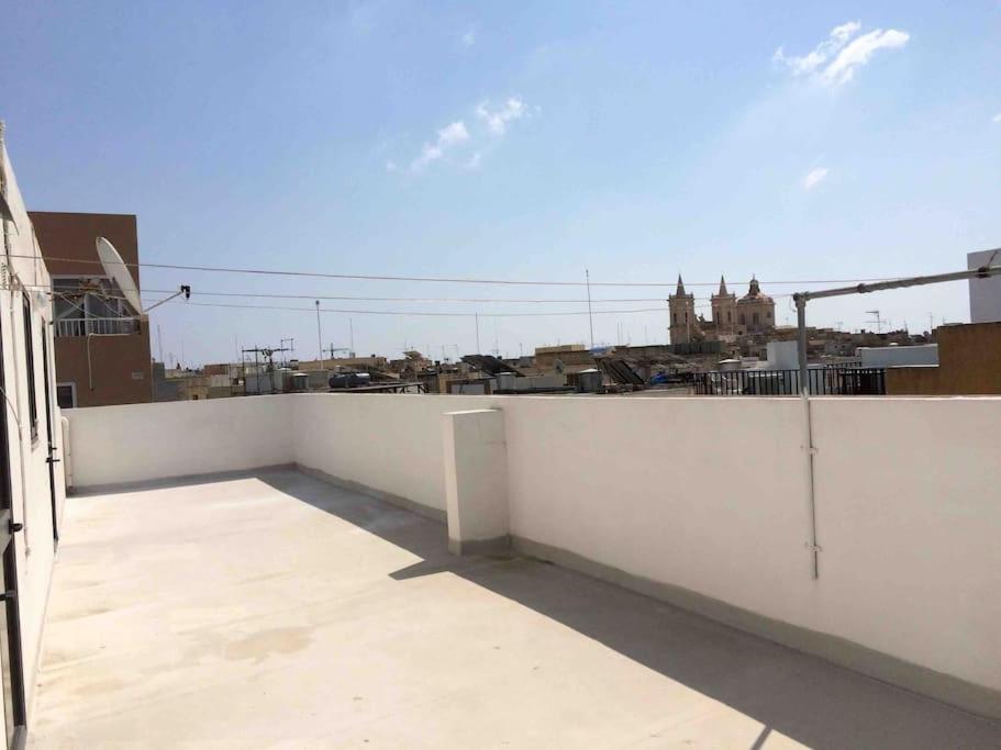 Flower: Modern Flat Close To Airport/bus Stops Apartment