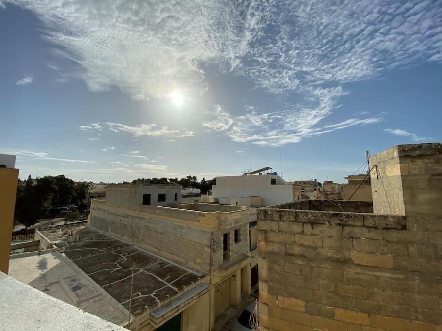 Flower: Modern Flat Close To Airport/bus Stops Tarxien